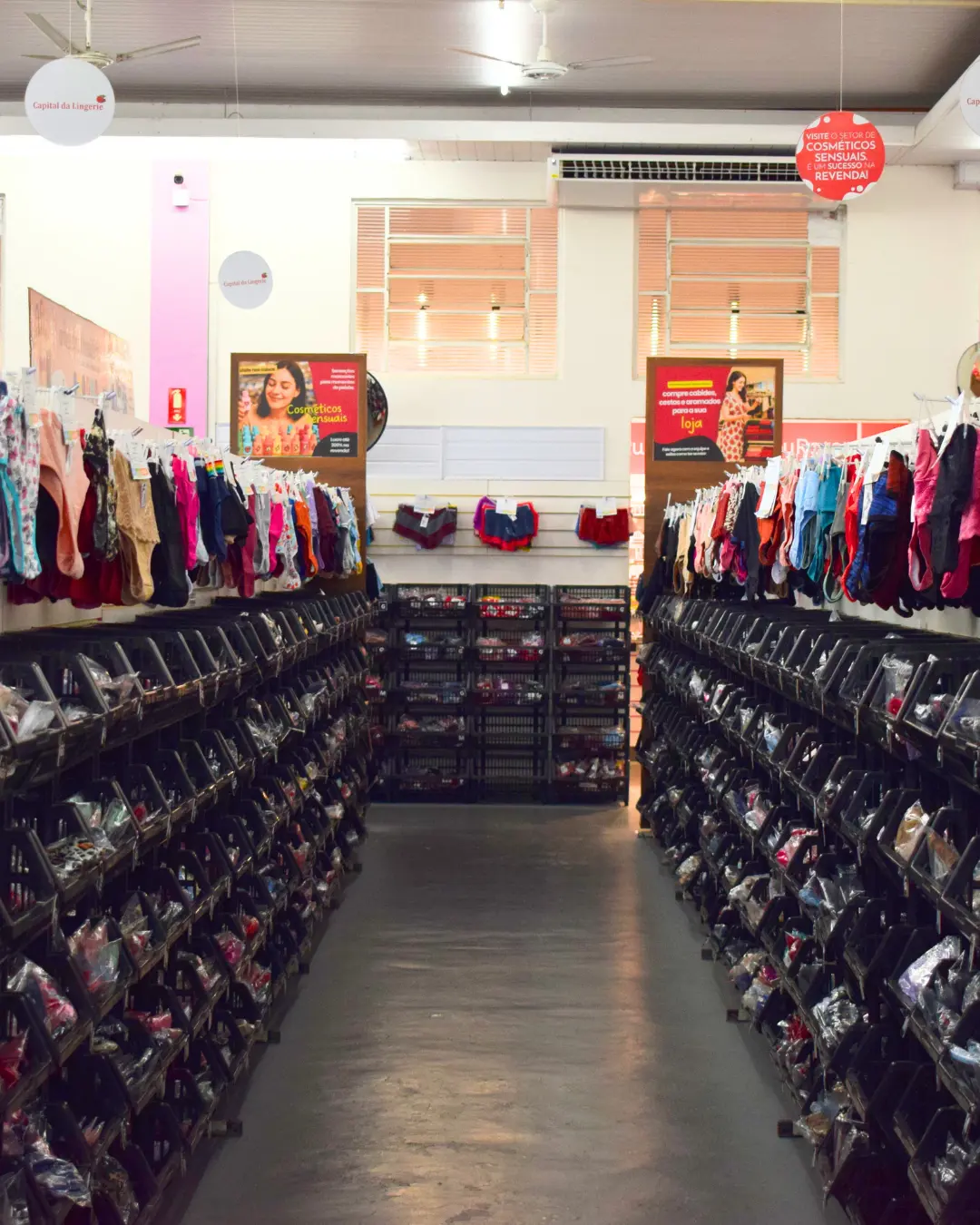 Corredor com araras e caixas de lingerie