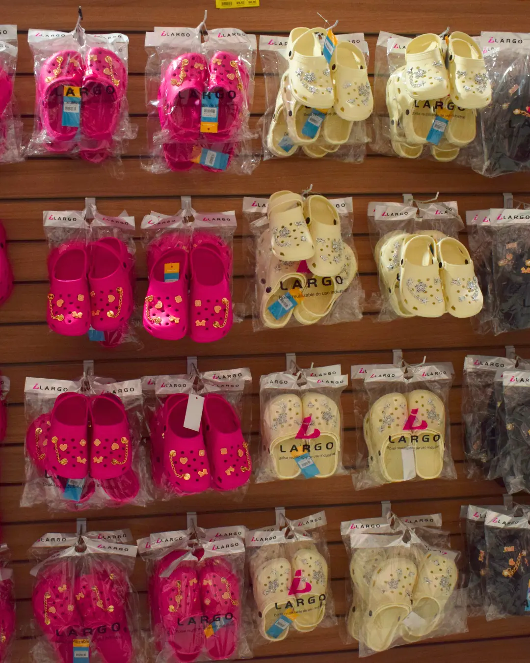 Parede com calçados e babuchas coloridas