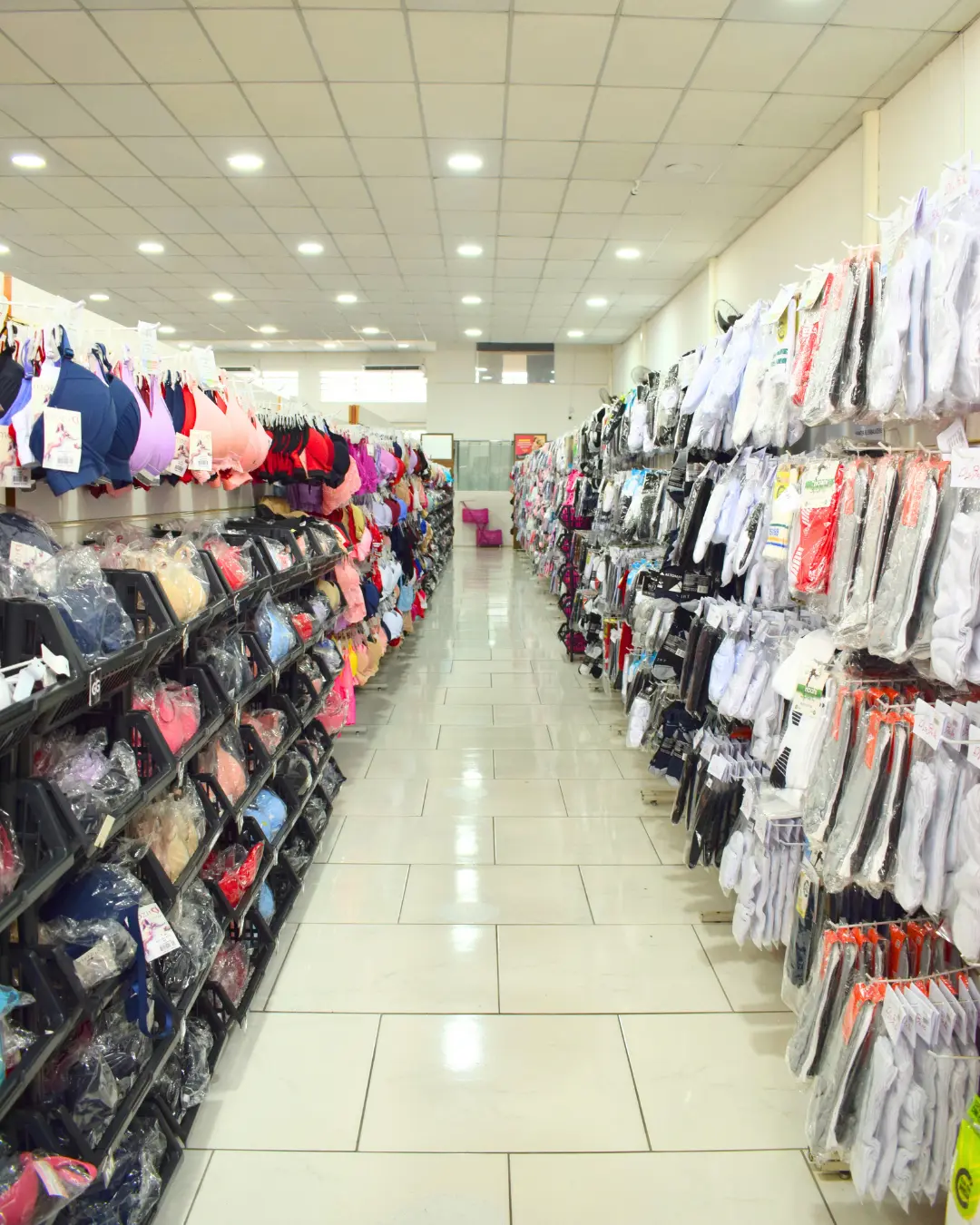 Corredor amplo com meias e lingerie