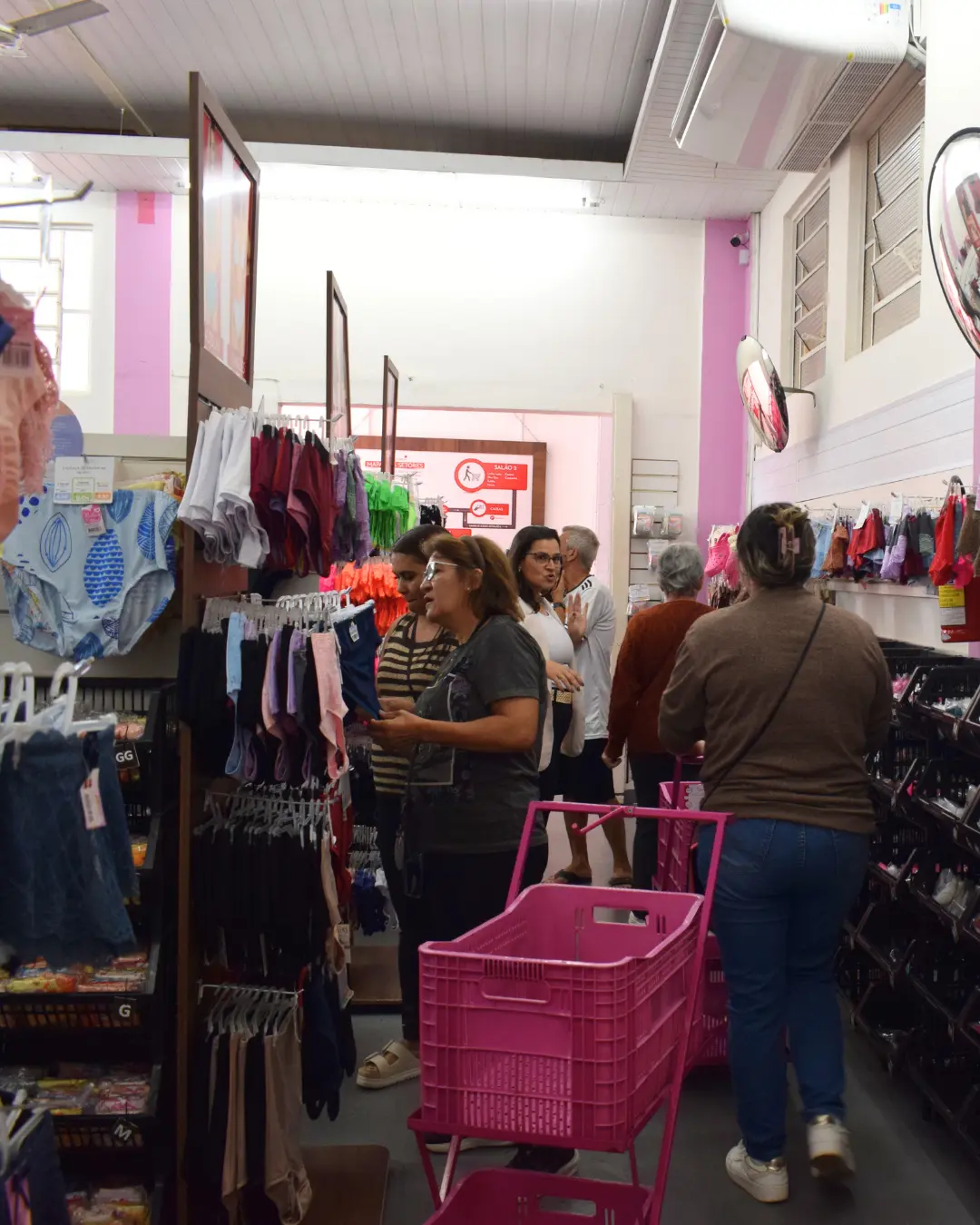 Clientes escolhendo peças dentro da loja