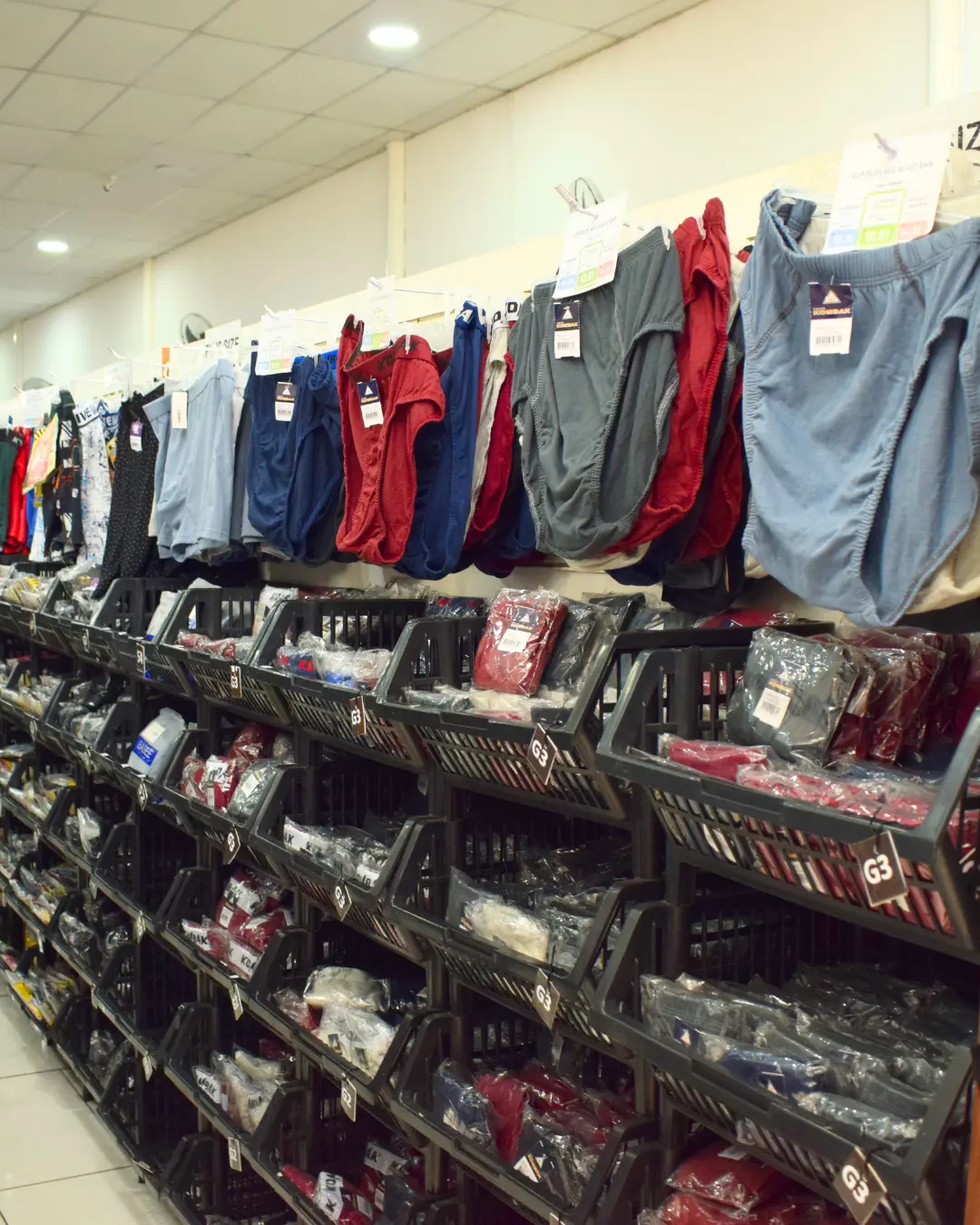 Setor masculino com cuecas e camisetas